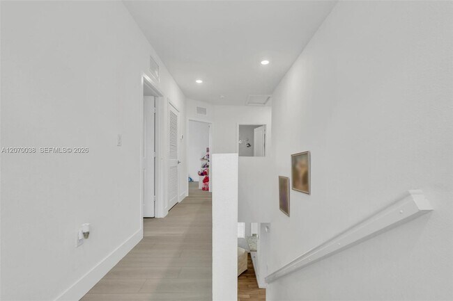 Building Photo - 537 NE 6th Ct