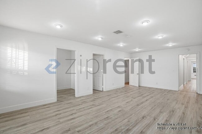 Building Photo - 1421 Stearns Dr