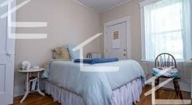 Building Photo - Large 3 Bedrooms in Brookline. September 1...