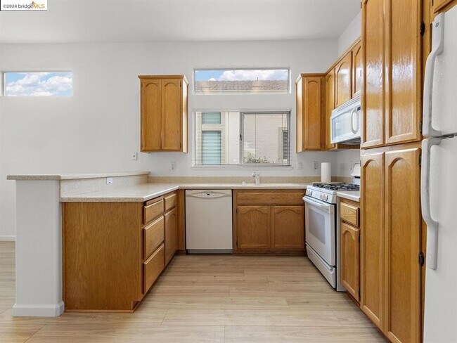 Building Photo - BEAUTIFULLY MAINTAINED 2 BEDROOM 2 BATH DETACHED UNIT