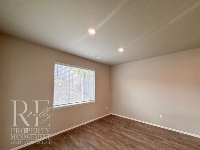 Building Photo - Warm & Inviting 4-Bedroom Home with Vaulted Ceilings, Loft, Fireplace & Fenced Backyard