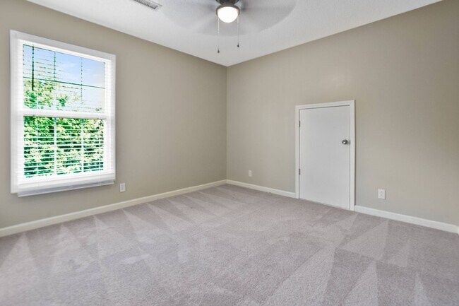 Building Photo - Pet Friendly Three Bedroom!