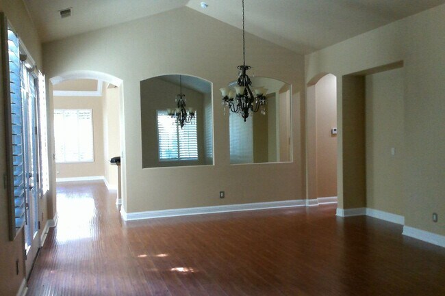 Building Photo - Beautiful 3 Bedroom 3 Bath home in Clovis