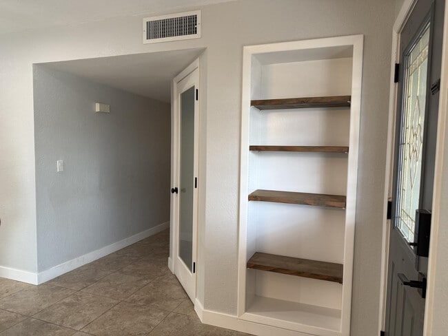 Building Photo - 4616 E Pershing Ave