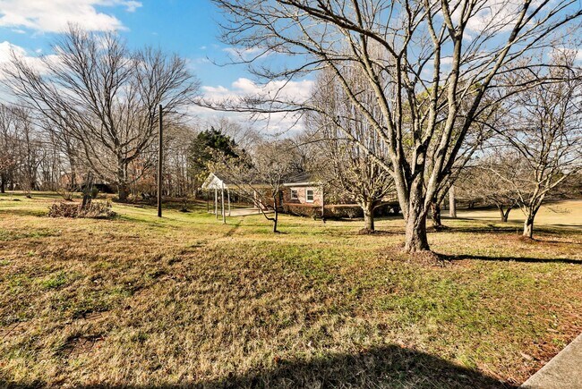 Building Photo - 780 Rossview Rd