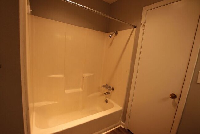 Building Photo - Coming Soon! 2 bed 2 bath Apartment in Sou...