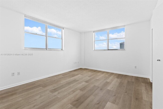 Building Photo - 6900 Bay Dr