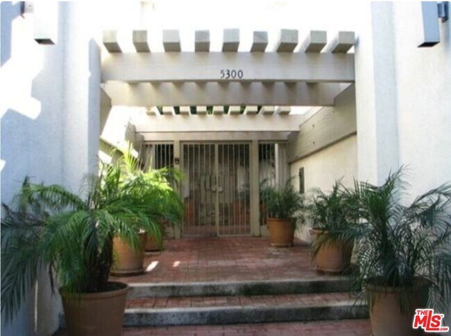 Building Photo - 5300 Fairview Blvd