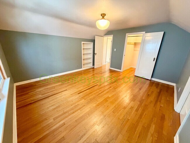 Building Photo - Lovely 3-Bedroom, 2-Bathroom House with Detached Garage in North Portland