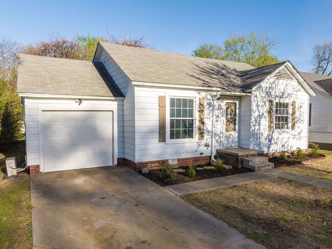 Primary Photo - Freshly Updated 3 Bedroom Home