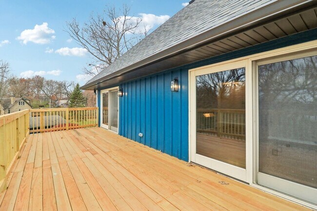 Building Photo - 23460 W N Lakewood Ln