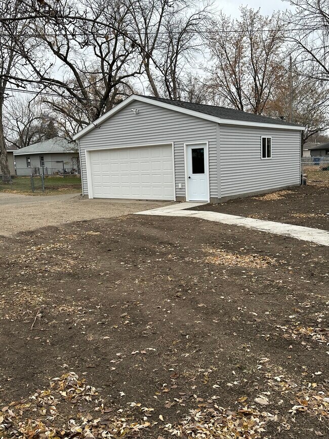 Building Photo - 831 25th Ave N