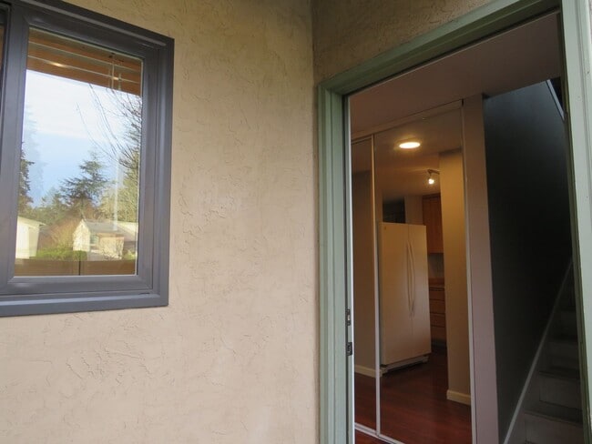 Building Photo - Juanita Townhome in Westwood Village ** 2bed/1.5 bath corner unit with Nice Private Backyard  $21...