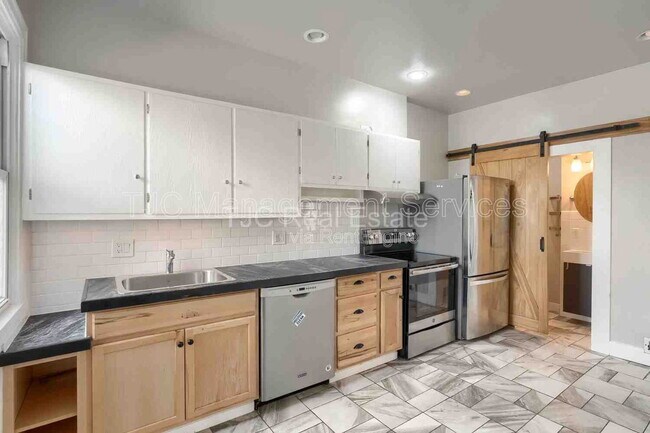 Building Photo - 460 S Lincoln St