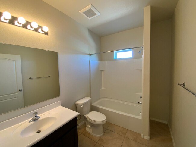 Building Photo - 4 Bedroom Home Available in Juan Tabo Hills!