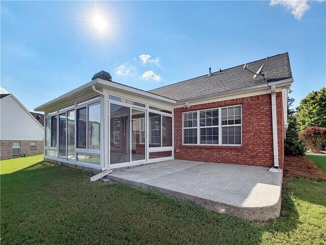 Building Photo - 3385 Stoneleigh Run Dr NE