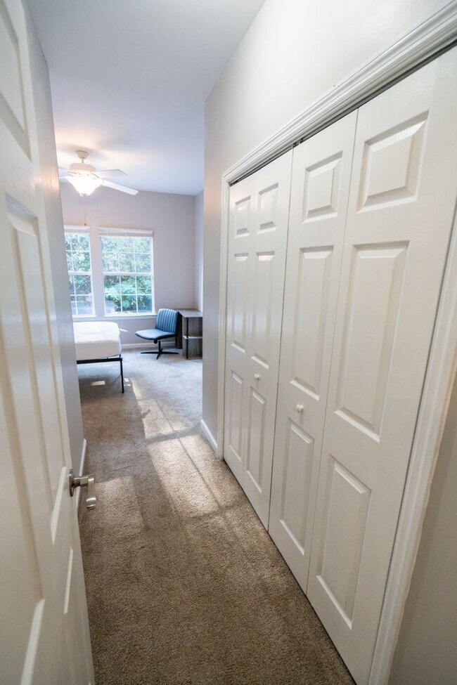 Building Photo - Beautiful 3 Bedroom 2 1/2 Bath Condo