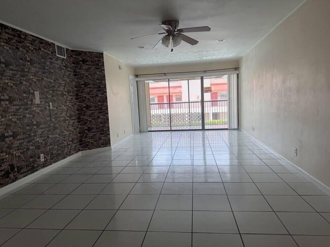 Building Photo - 2977 Riverside Dr