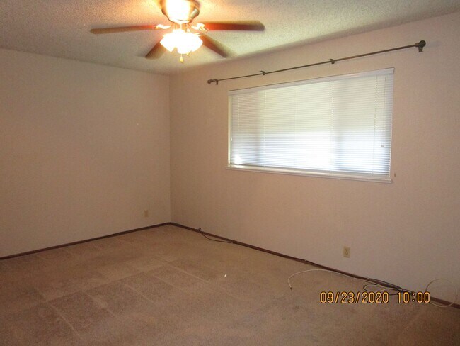 Building Photo - Nice Floorplan, Cute Yards - 4 Bedroom/2 B...
