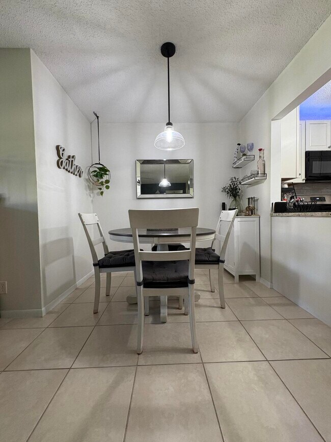 Building Photo - 330 Knotty Pine Cir