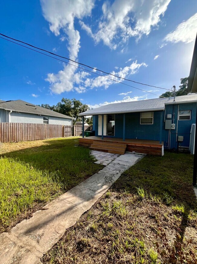 Building Photo - 1019 W Berry Ave