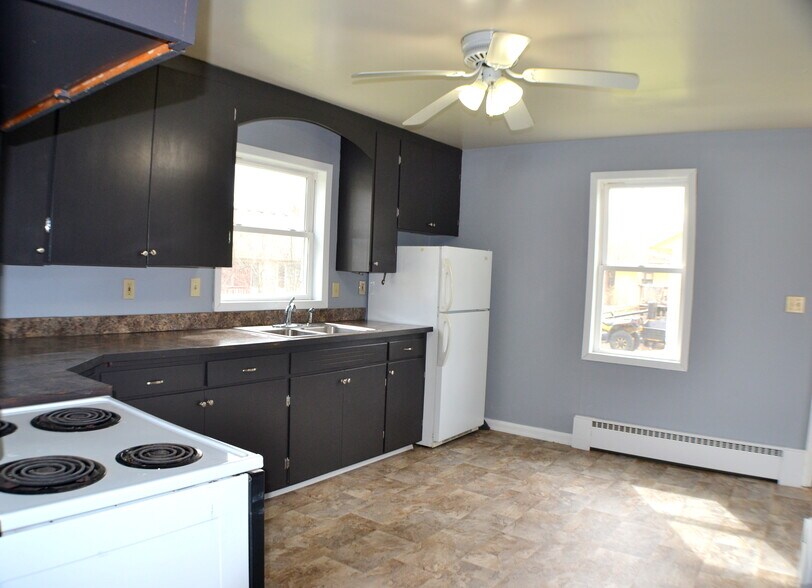 Kitchen - 605 Iowa Ave