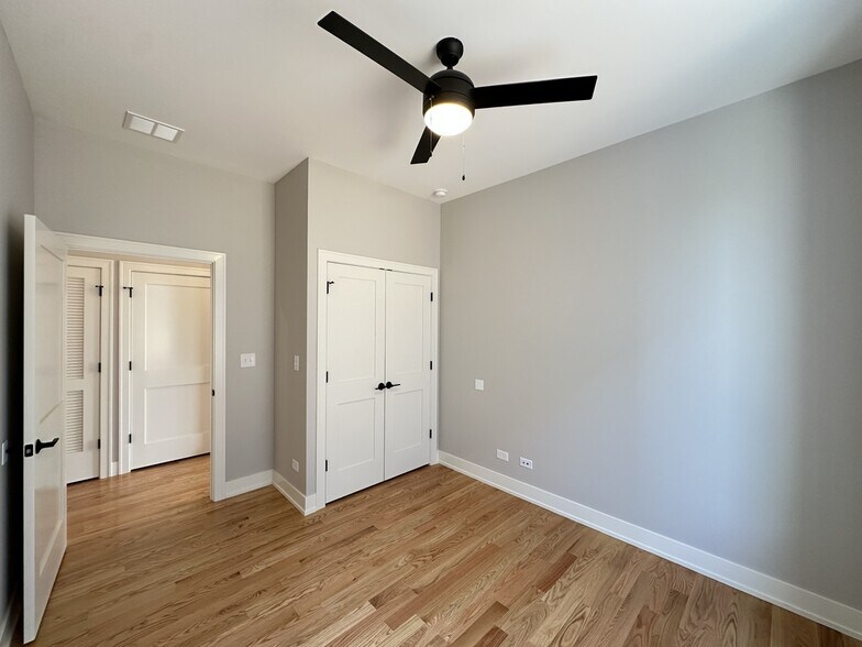 Building Photo - 2100 W 18th Pl