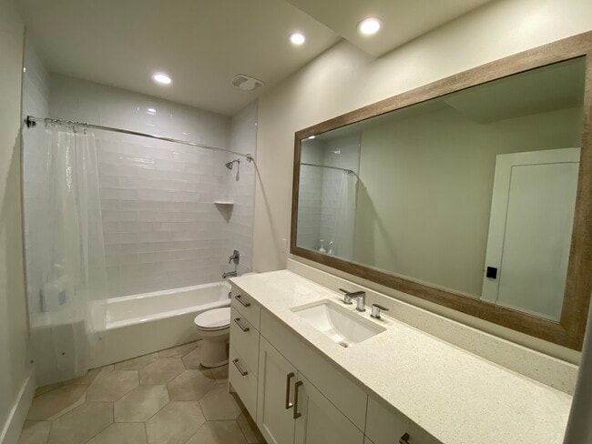 Building Photo - 530 Craftsman Way