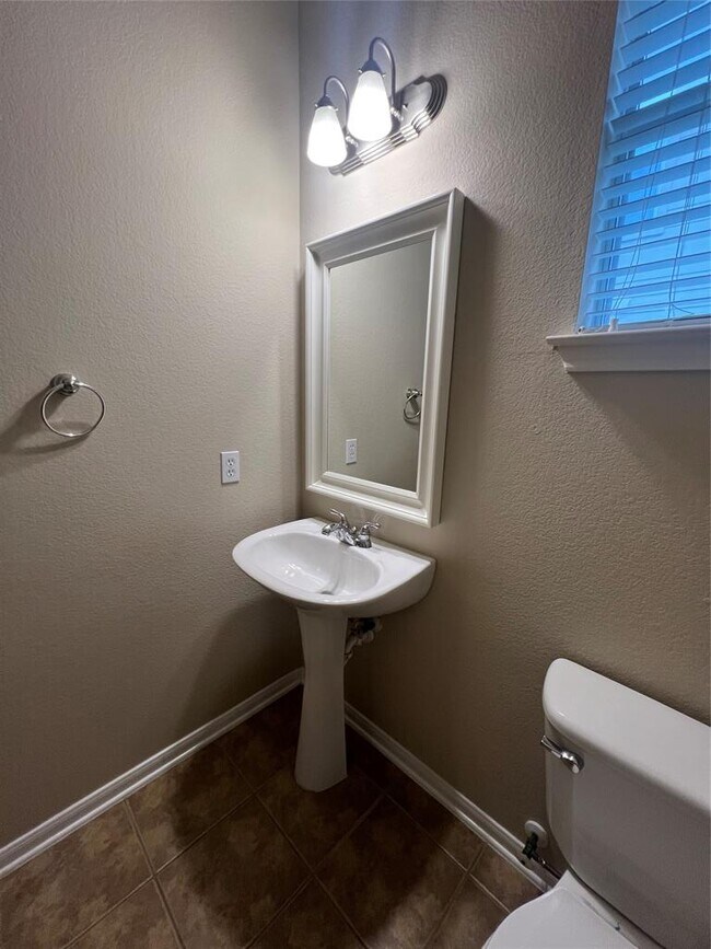 Building Photo - 9325 Bavaria Ln