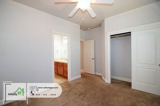 Building Photo - 2052 Hedgerow Ave