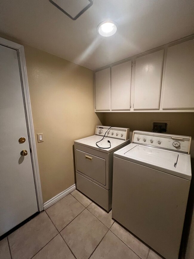 Building Photo - **3 Bedroom + Den & 3 bathroom Pool Home w...