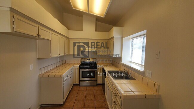 Building Photo - 1108 Delwood Ave