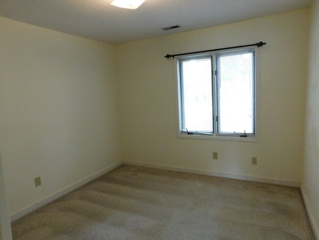 Building Photo - 7 Pillory Cir