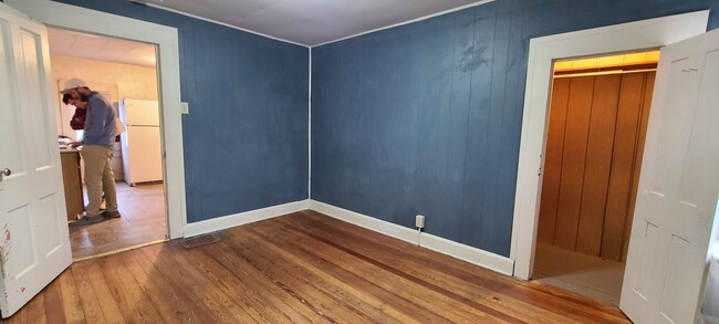 Building Photo - 208 E Grimes Ln