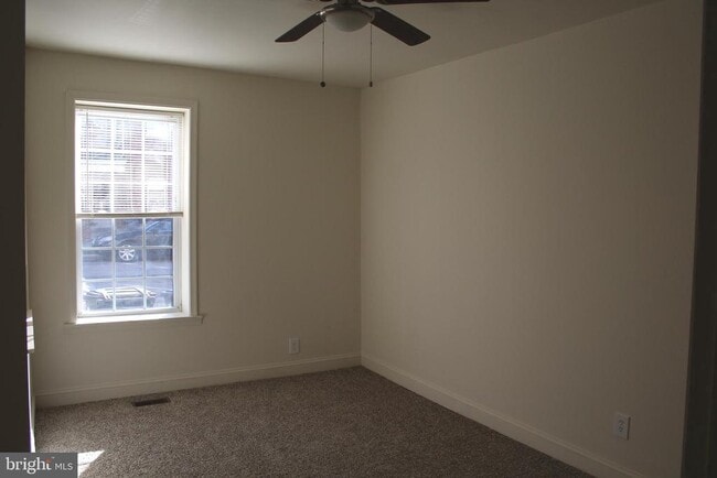 Building Photo - 204 Maple St