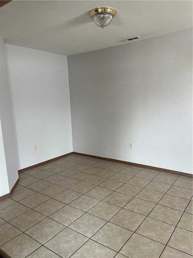 Building Photo - 423 S Water St