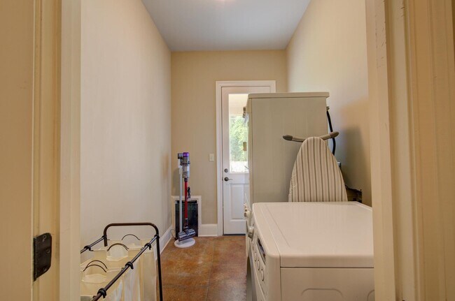 Building Photo - 3786 Rosedale Dr