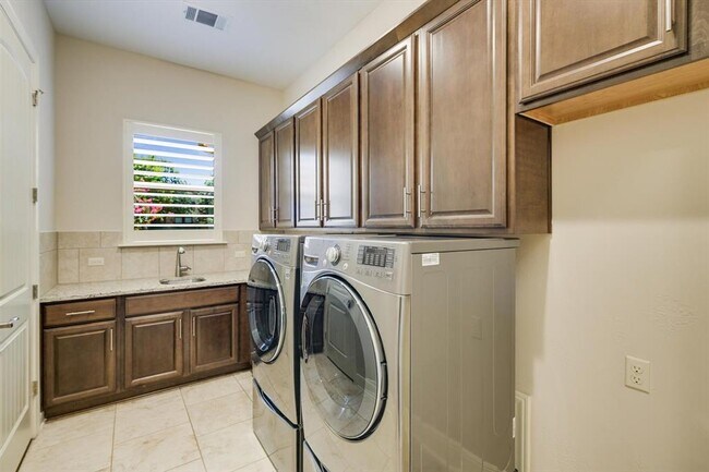 Building Photo - 112 Bisset Ct