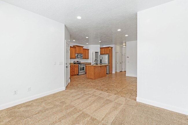 Building Photo - 3 bedroom, 2.5 bathroom St. George Home