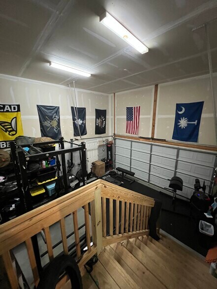 Garage - 9572 6th Bay St