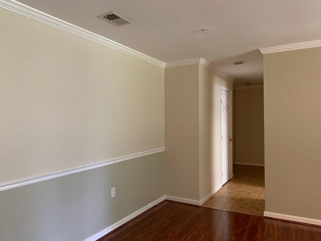 Building Photo - Spacious and Private Condo in The Oaks at ...