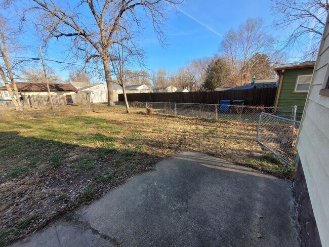 Building Photo - 2 Bedroom, 1 Bathroom home with front porch and fenced yard!