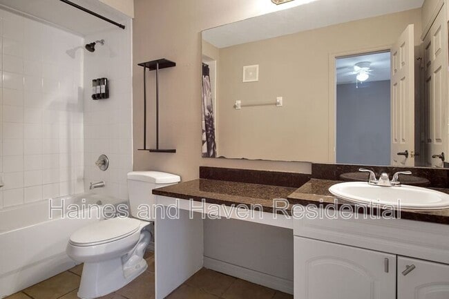 Building Photo - 2326 Fan Palm Dr