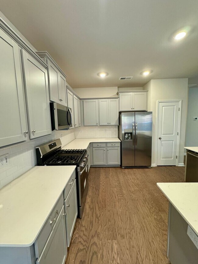 Building Photo - 4BR/2.5BA in Steel Creek's Brightwater Neighborhood