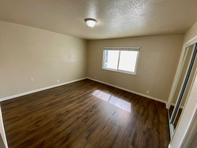 Building Photo - Single story home, large backyard, close t...