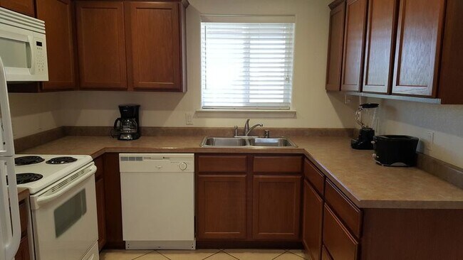 Building Photo - Pinon Bluffs Executive Suite Fully Furnished