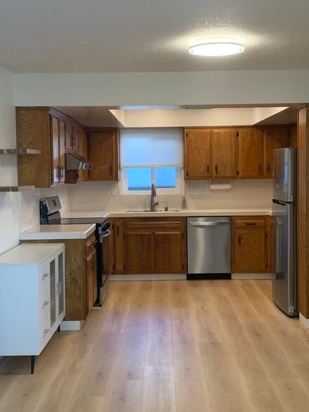 KITCHEN APPLIANCES - 8322 Mango Ave