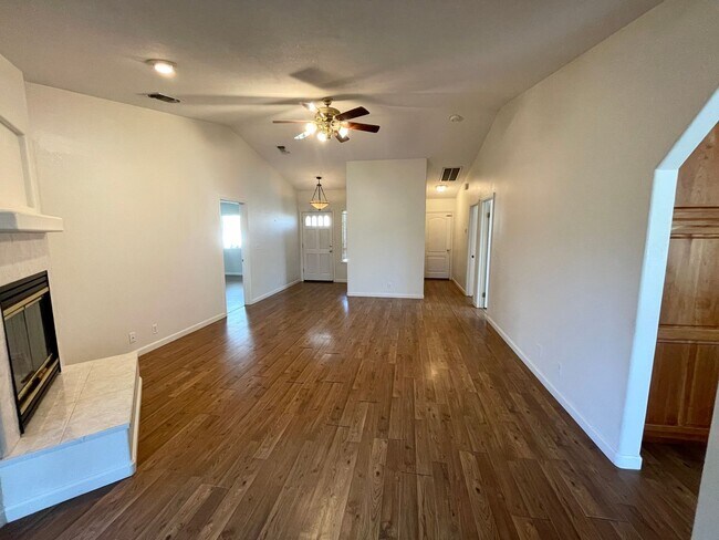 Building Photo - Beautiful 3 Bedroom 2 Bath Single Family H...