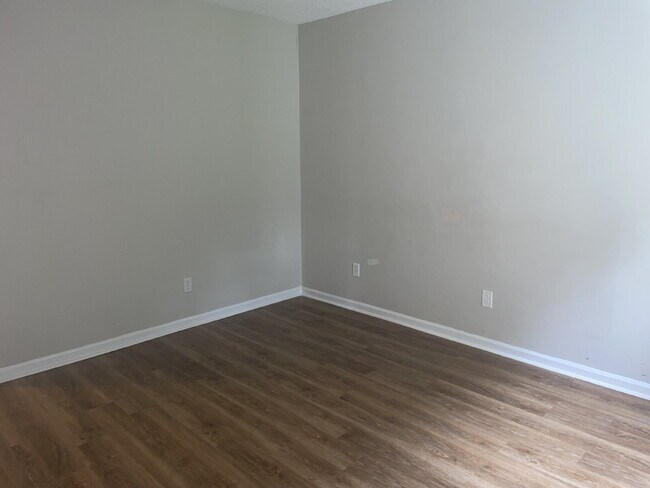 Building Photo - Two Bedroom Two Full Bathroom End Unit Tow...