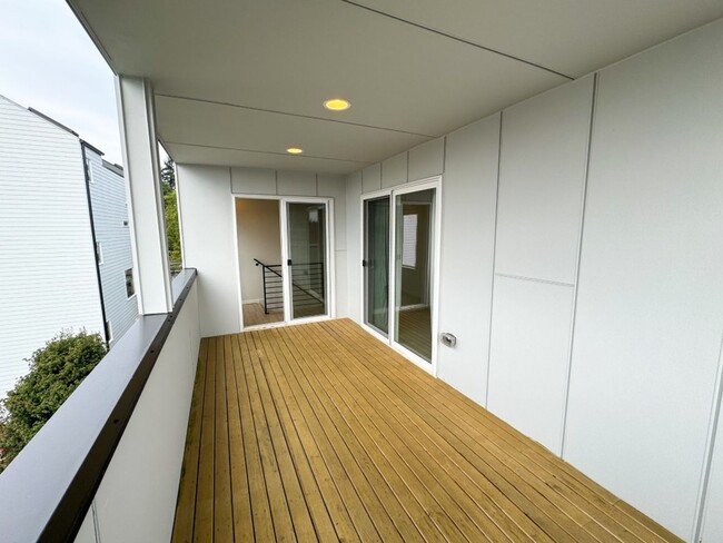 Building Photo - 3Bd/1.75Ba Seattle Townhouse